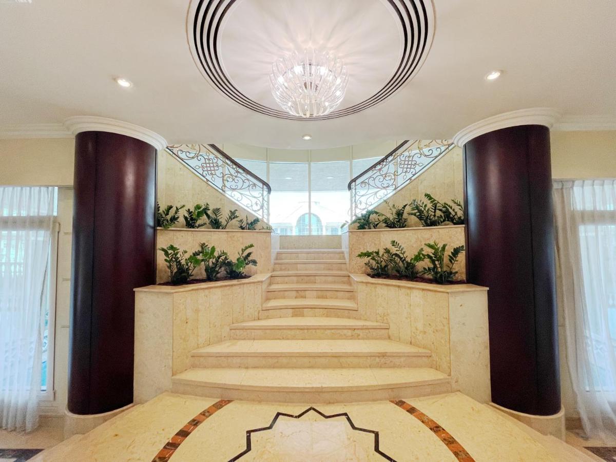 Swissotel Al Murooj Готель 5*
