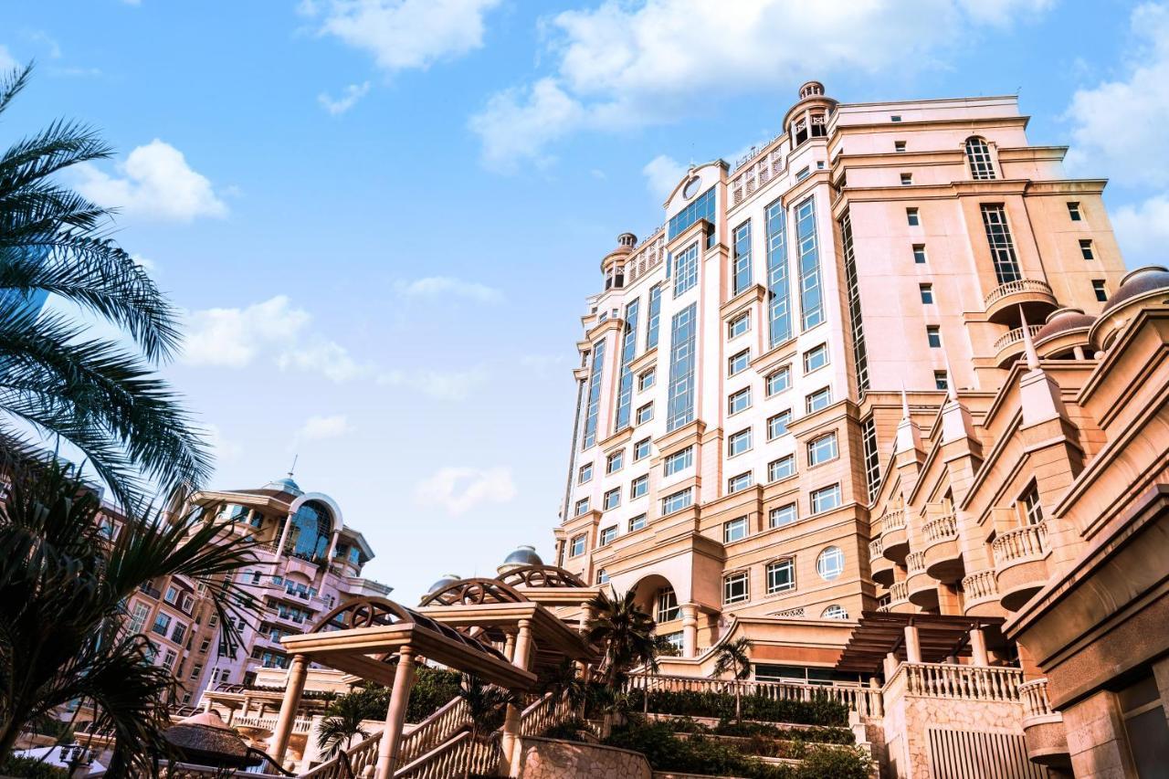 Swissotel Al Murooj Готель