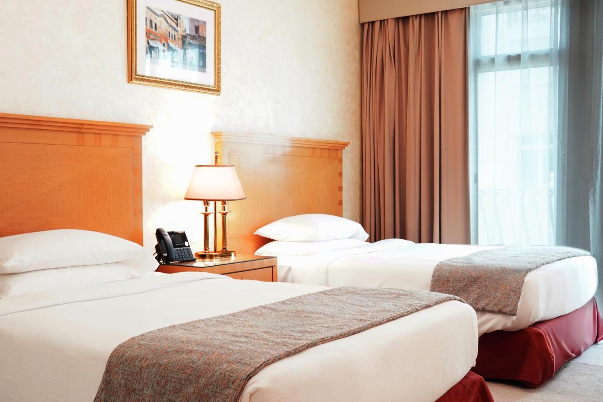 Готель Swissotel Al Murooj 5*