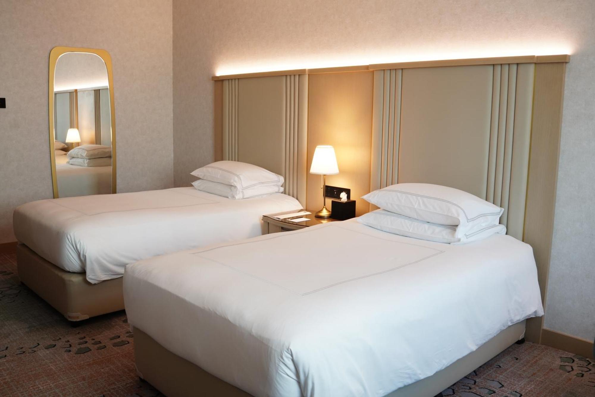 Swissotel Al Murooj Дубай