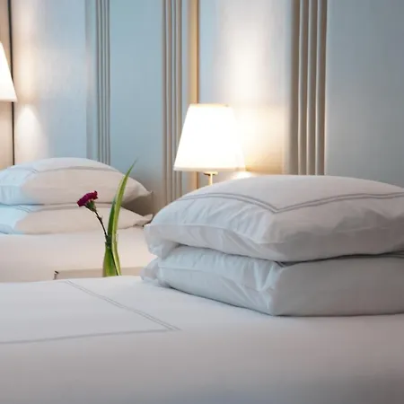 Swissotel Al Murooj Dubai Exterior photo A bed with two pillows